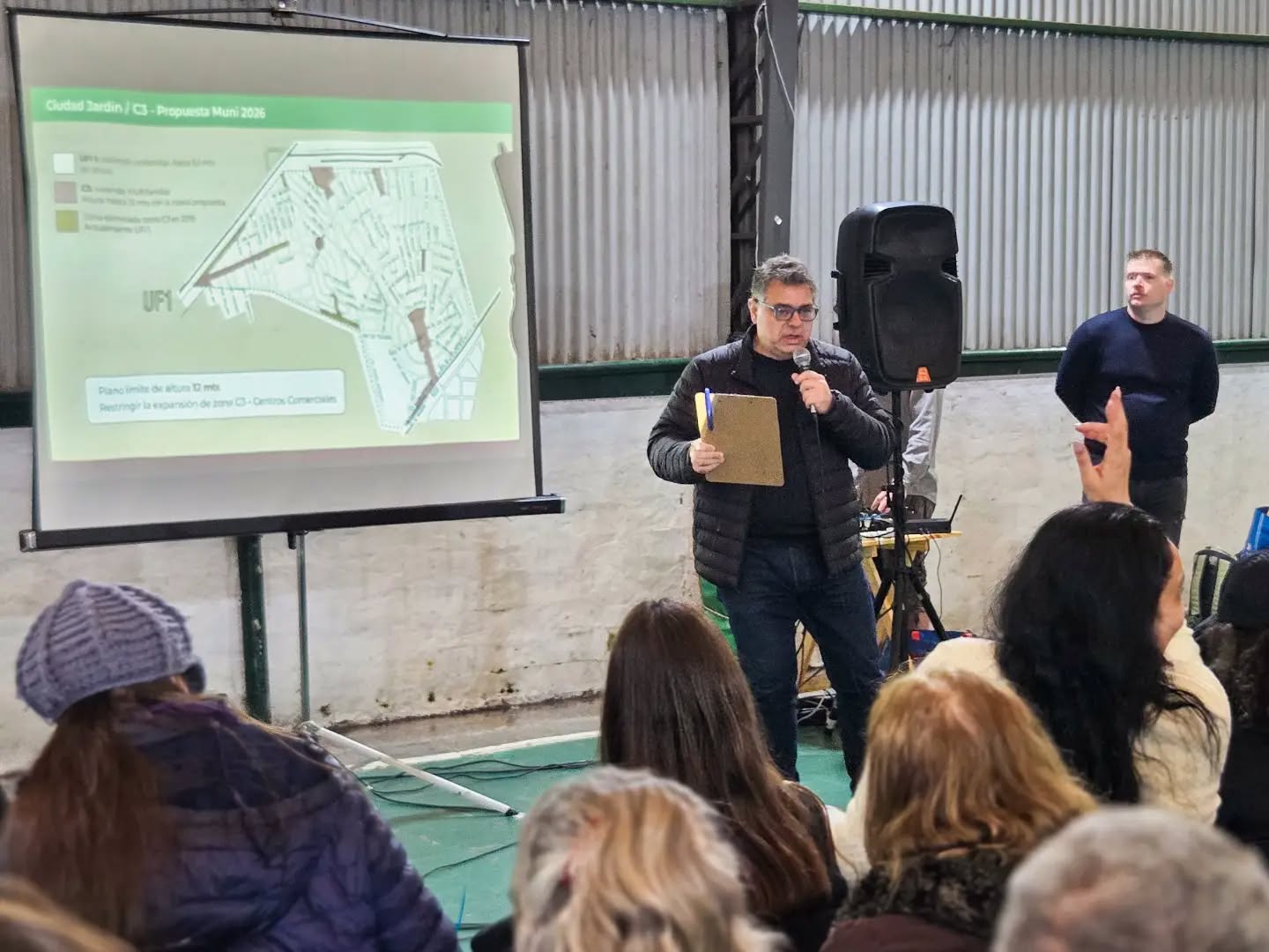 Junto a concejales y parte del equipo de la Municipalidad, presentamos a los vecinos…