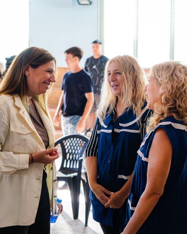 Los chicos tienen que estar en el colegio 📚🎒

Hoy compartimos la vuelta a clases junto a los alumnos, docentes y familias del Colegio Grossi en #Caseros y el Jardín Arenales con jornada completa en #Ciudadela. El lugar de los chicos debe ser dentro del aula, porque ahí es donde se construye el futuro de nuestro distrito.

Nuestro compromiso es claro: garantizar los 190 días efectivos de clases. En #TresDeFebrero la educación es un pilar fundamental y trabajar junto a cada institución para que los chicos estén en la escuela es la base de todo lo que queremos lograr.